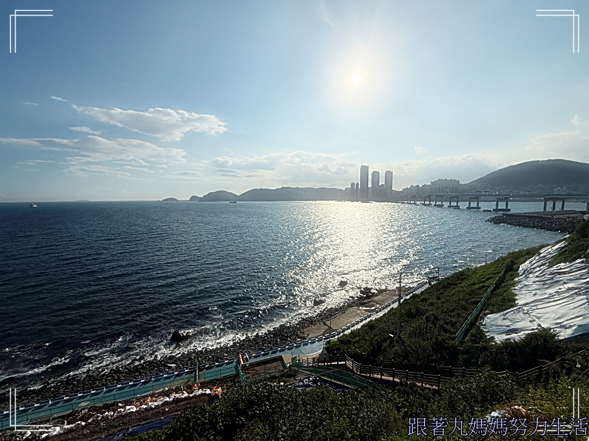 【韓國.釜山】【Egg Drop2.0.KK day跟團行程.百年食堂烤肉】【海東龍宮寺 +青沙浦天空步道+ 藍線公園海岸列車 + 白淺灘文化村 + 甘川洞文化村】行程不雷但是人很雷的故事來了·Day3·Ep2 - 第22張圖