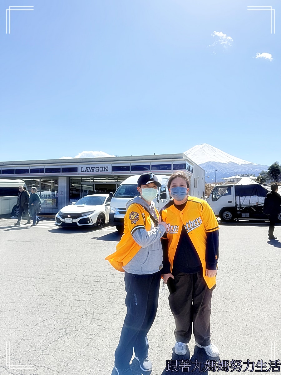 【2026WBC棒球經典賽.東京之旅.KK day跟團一日遊】1人成團|贈送纜車體驗.富士山打卡一日遊|河口湖天上山公園纜車+忍野八海+羅森便利店+淺間公園 (東京出發) - 第24張圖 【2026WBC棒球經典賽.東京之旅.KK day跟團一日遊】1人成團|贈送纜車體驗.富士山打卡一日遊|河口湖天上山公園纜車+忍野八海+羅森便利店+淺間公園 (東京出發)